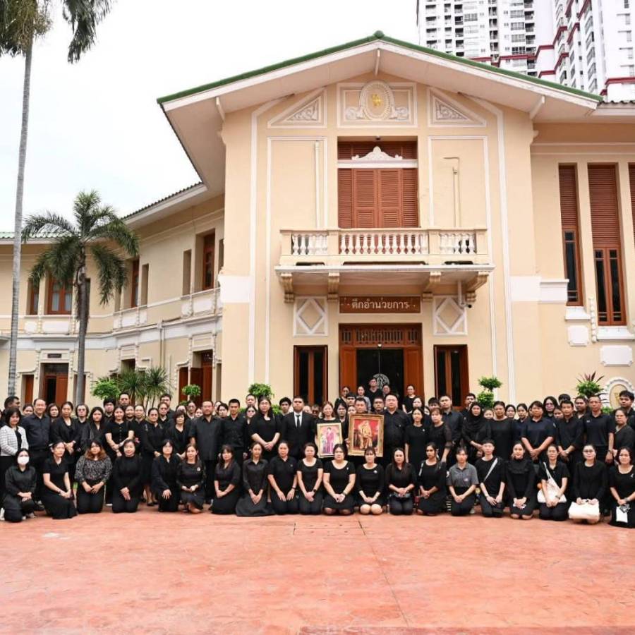 ร่วมส่งเสด็จขบวนเคลื่อนพระบรมศพ สมเด็จพระนางเจ้าสิริกิติ์ พระบรมราชินีนาถ พระบรมราชชนนีพันปีหลวง ด้วยความอาลัยรักและน้อมสำนึกในพระมหากรุณาธิคุณอันหาที่สุดมิได้